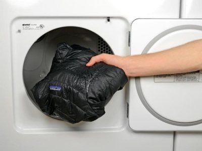Можно ли стирать зимнюю куртку и как делать это вручную и в машинке?